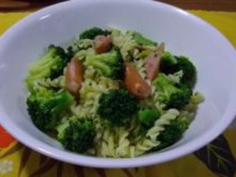 ブロッコリーとウインナーとねじねじのバジル風味